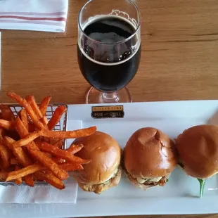 Crab sliders, sweet fries and the local Zipline porter.