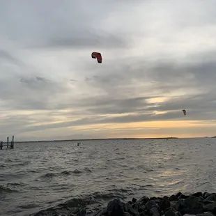 View from the back with the kite surfers