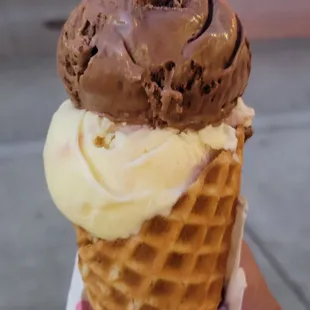 a hand holding an ice cream cone