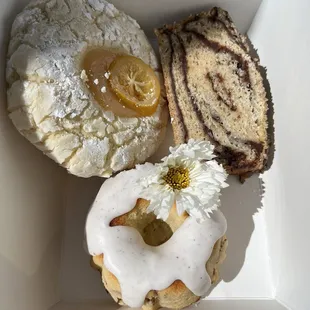 Lemons curd cookie, chocolate babka and almond Bundt.