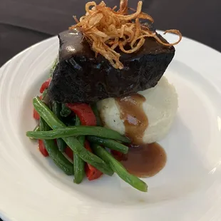 Short rib with garlic mashed potatoes and sautéed green beans and peppers