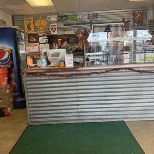 No lines. No one waiting. Still can't answer the phone.