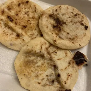 Pupusas; revuelta, chicharrón con queso, &amp; frijoles con queso