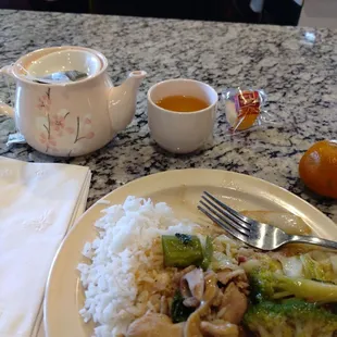 Red curry, bacon cabbage, stirfried veggies, stir fried chicken, mandarin, jasmine tea