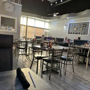 Cute decor. Lots of tables and booths to choose from.