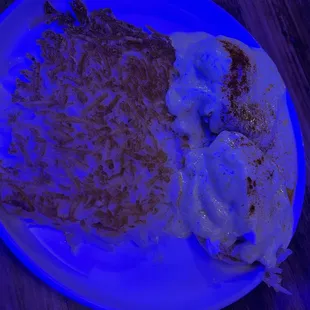 Classic eggs benedict with hash browns