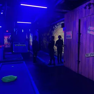 Indoor mini golf