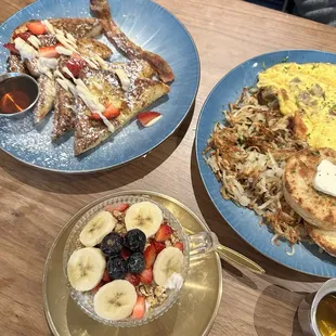 French Toast, omelette and yogurt parfait.