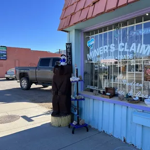 Shop&apos;s Outside (left view)