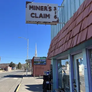 Shop&apos;s Outside and Sign (right view)