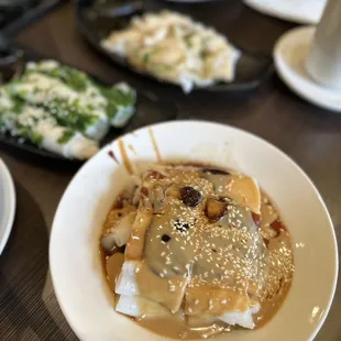 rice noodle roll with mixed sauce