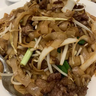 Stir-Fried Rice Noodles w/ Beef