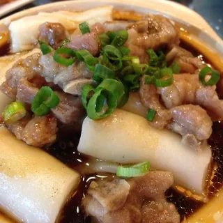 Spare Ribs and Rice Noodle Roll in Pot