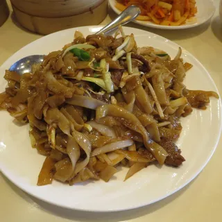 Fried Rice Noodle Beef w/ Soy Sauce