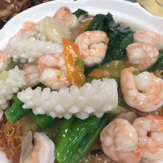 Seafood and Vegetable on Pan Fried Noodle