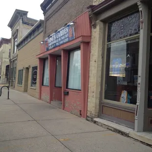 a sidewalk in front of a building