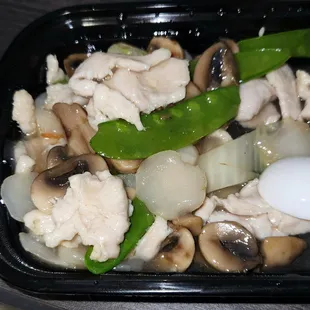 Moo Goo Gai Pan Dinner Size.