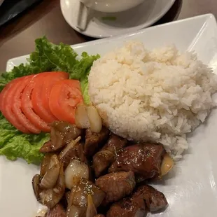 Com Bo luc lac with wonton soup
