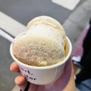 Churro macaroon with horchata ice cream