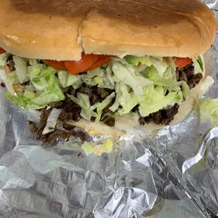 a hamburger with lettuce and tomato