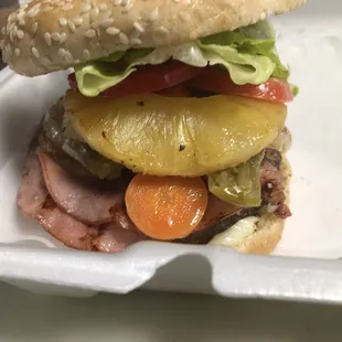 Hamburguesa hawaiana con papas
Hawaiian hamburger with French fries