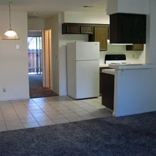 Single Level, Complete Kitchen Appliances, Aesthetic Fireplaces, Cable Ready Patios