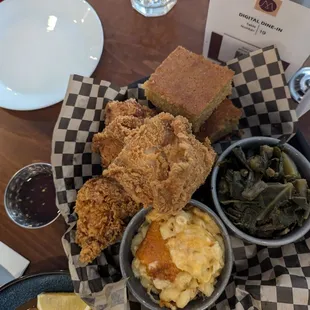 Fried chicken plate, 4 pc with 2 small sides