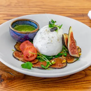 Burrata des Pouilles -Traditional burrata from Apulia (IT), figs, mint pesto