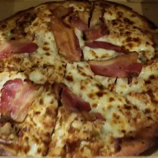 chicken and bacon Alfredo on sweet potato crust