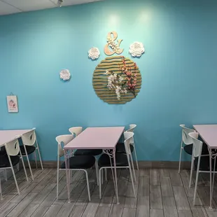 Tables and chairs are back!