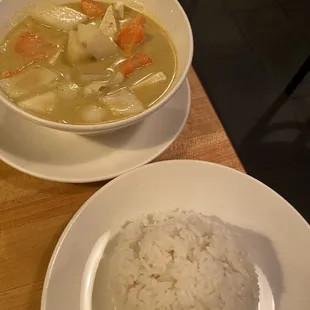 Yellow curry with tofu and steamed White rice