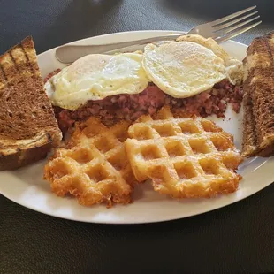 Housemade corned beef hash, waffle hash browns and marble rye toast #mmdbedford