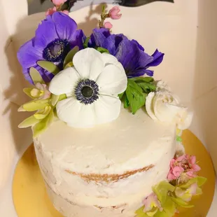 A beautiful naked bouquet cake