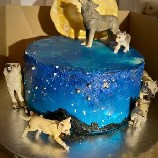 Wolf tribe cake: vanilla coffee with chocolate ganache center