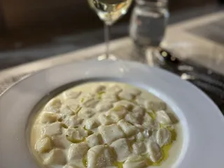 Mezzaluna Pasteria & Mozzarella Bar