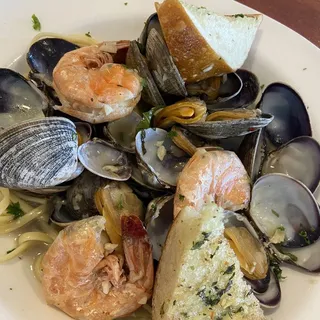 PRAWNS AND CLAMS LINGUINI