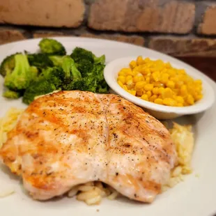 a plate of food with broccoli and corn