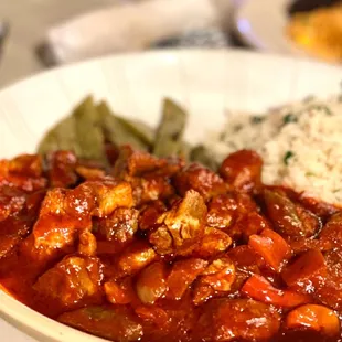 Puerco rojo con nopales