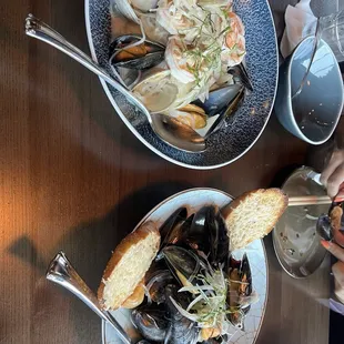 Seafood pasta &amp; saki mussels