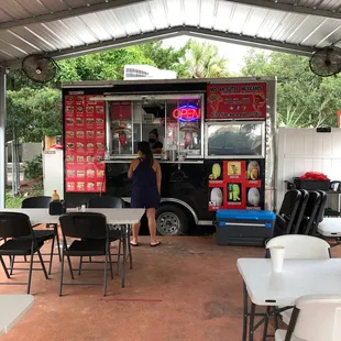 Mis Antojitos Mexicanos food truck.