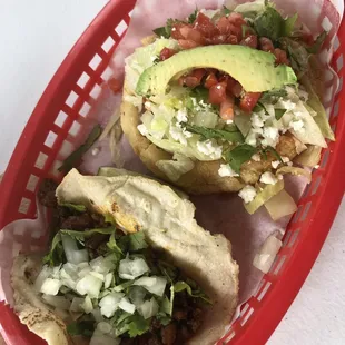 Taco de maíz (pollo) y sope (al pastor)