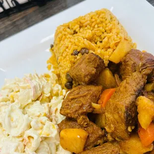 Arroz gandules, carne guisada y pasta salada.