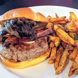Mish Mosh Burger with Truffle Rosemary Parmesan Fries | Instagram: @telephonesmoothie