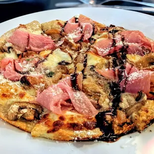 Prosciutto Funghi Apizza | Instagram: @telephonesmoothie