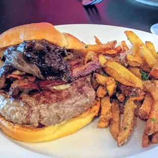 Mish Mosh Burger with Truffle Rosemary Parmesan Fries | Instagram: @telephonesmoothie
