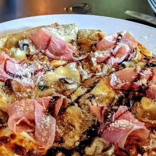Prosciutto Funghi Apizza