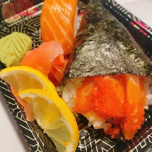 Nigiri, salmon avocado handroll