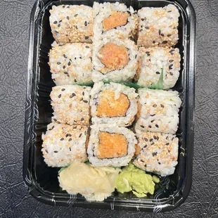 Spicy salmon and spicy tuna roll