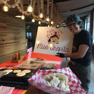 Carolina with her sign muy adorable!