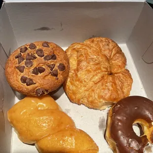 Bought these at 6:15 am this morning. They are old donuts, the croissant is rock hard. Very unpleasant to eat. What a shame.